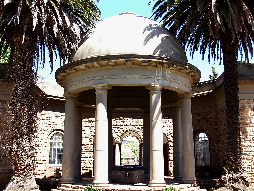 https://upload.wikimedia.org/wikipedia/commons/thumb/3/31/Jeppe_High_School_for_Boys_First_World_War_Memorial.JPG/1024px-Jeppe_High_School_for_Boys_First_World_War_Memorial