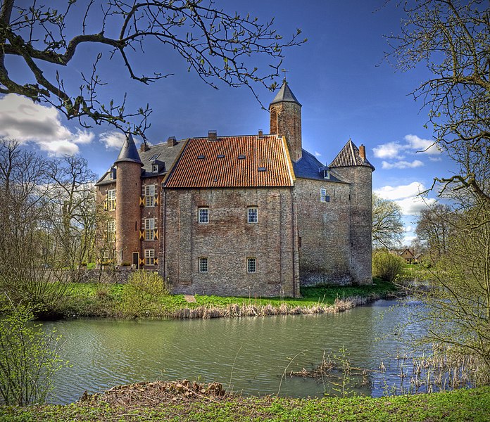 Archivo:Kasteel Waardenburg Castillo de Waardenburg (4510403357).jpg