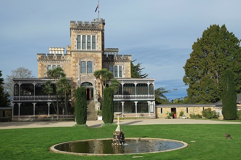 Archivo:Castillo de Larnach y fuente.jpg