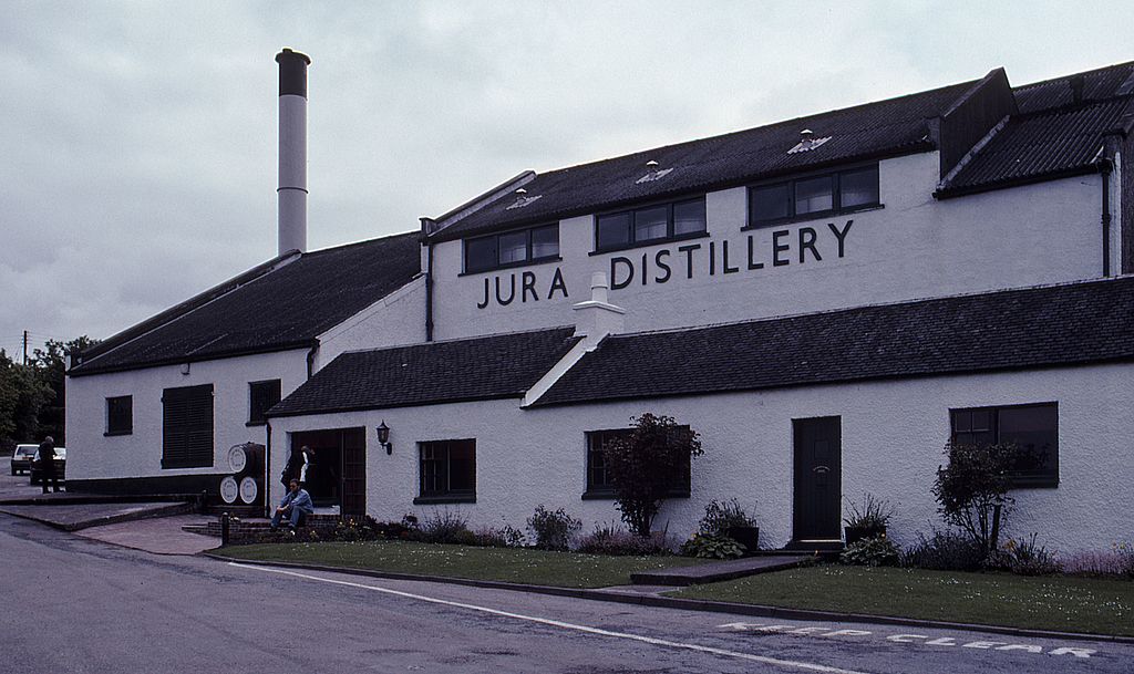 https://upload.wikimedia.org/wikipedia/commons/thumb/3/3e/Jura_Distillery%2C_%28May_2001%29_-_panoramio.jpg/1024px-Jura_Distillery%2C_%28May_2001%29_-_panoramio